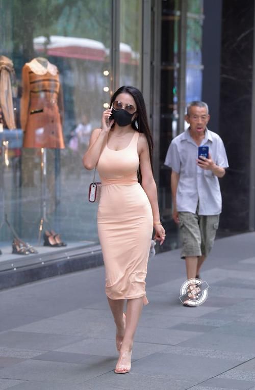 身材|杏色修身连衣裙，搭配透明高跟鞋，展现傲人身材
