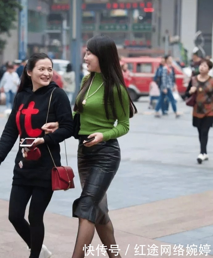 小姐姐|街拍:紧身裙丰腴小姐姐,回头率不要太高哦