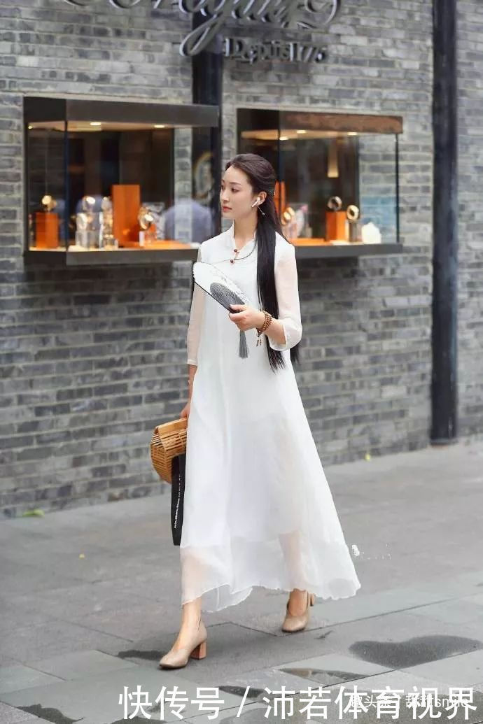 美女脚上搭配一双粗跟的高跟鞋,约会逛街都是全场的焦点