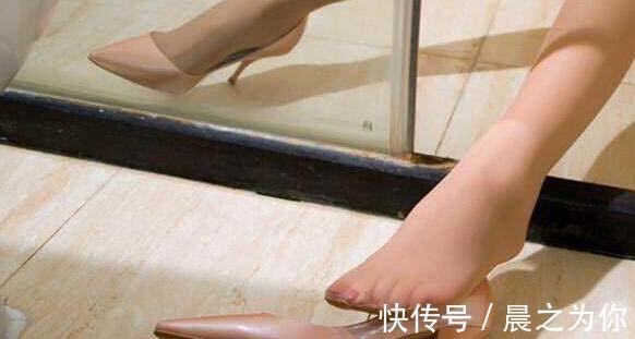 丝袜 细跟尖头高跟鞋配上丝袜,修饰出女人优雅气质,让你时刻保持迷人魅力!