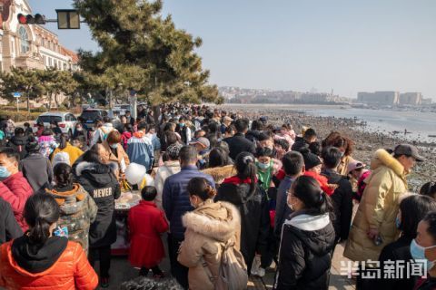 青岛：春节海边 人山人海