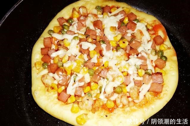 在家做披萨,平底锅就可以,馅多料足,儿子说比外面买的还好吃