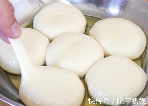 在家烙饼时，有人烫面，有人冷水，厨娘都不对，这样做才柔软