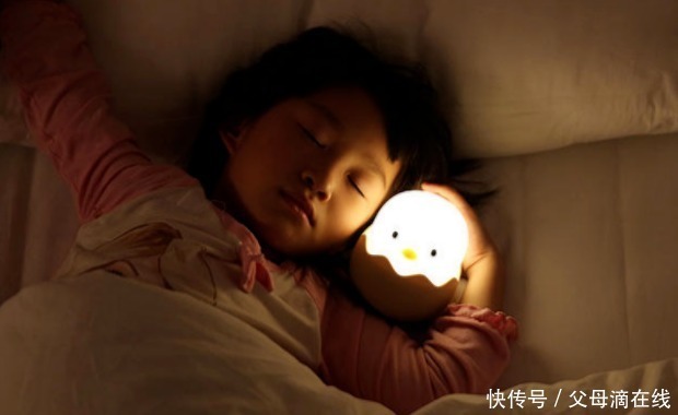 犯错|睡觉前,家长不要做这“3件事”,对孩子身高发育有阻碍,要知晓