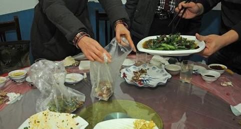 买菜回来,千万别连着塑料袋一起放进冰箱