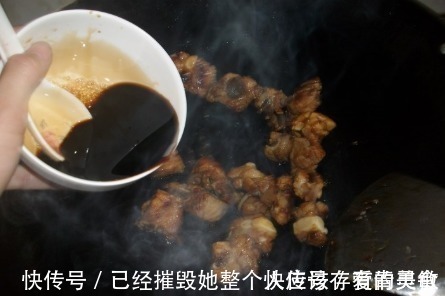 糖色|炒糖色时，到底放油还是放水十人有9人做错，肉质腥柴还发苦