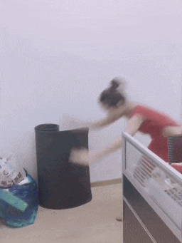 |搞笑GIF:妹子头发长就是优势多多啊,口罩都省了呢