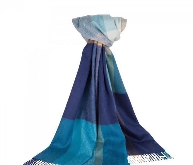 苏格兰 没有围巾,大衣就失去了灵魂?教你你一些黑色大衣搭配围巾的技巧