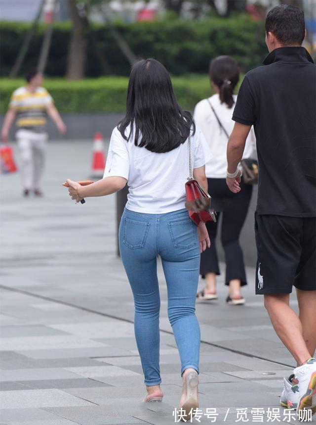 时尚 白色休闲短袖搭蓝色修身打底裤,造型时尚大方,是日常出行穿搭