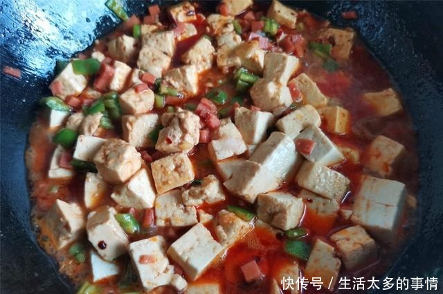 老干妈和豆腐一起搭配做，开胃又下饭，做法也简单容易学