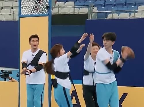 张含韵扑向蔡徐坤怀里,他的下意识举动难度太高,避嫌避出新高度