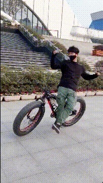 |搞笑GIF:火车站见到的情形,看到这一幕我又相信爱情了