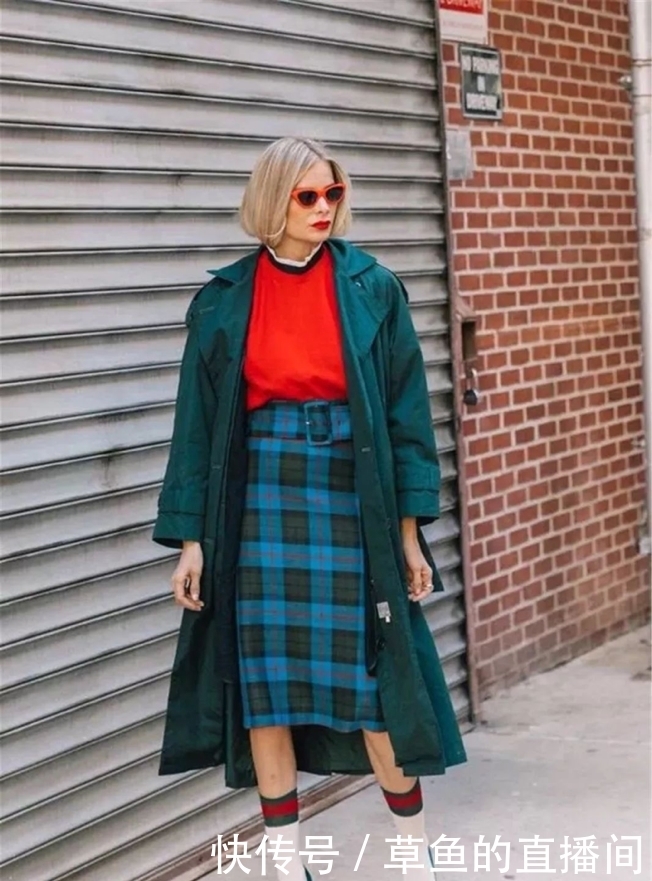 风衣下面不一定穿裤子，今年流行这样穿，显高又时髦，拯救小个子