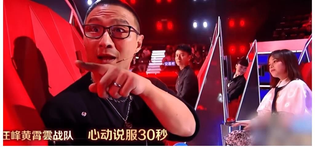 尴尬|《好声音2021》最“尴尬”的导师，说服不了汪峰，镜头还少得可怜