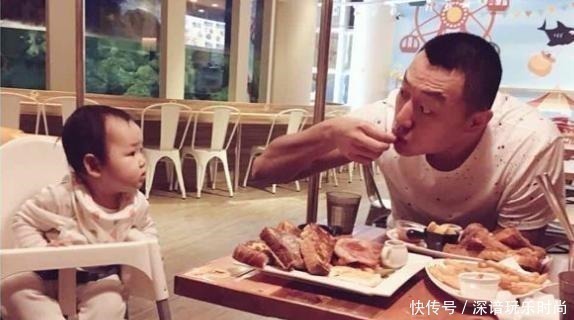 回家|爸爸带双胞胎儿子出去玩,快天黑了都没回家,妈妈找到后哭笑不得