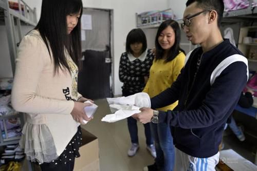 宿管|大学宿舍门上“标语”火了，尤其是大四，宿管阿姨：住着一群神兽