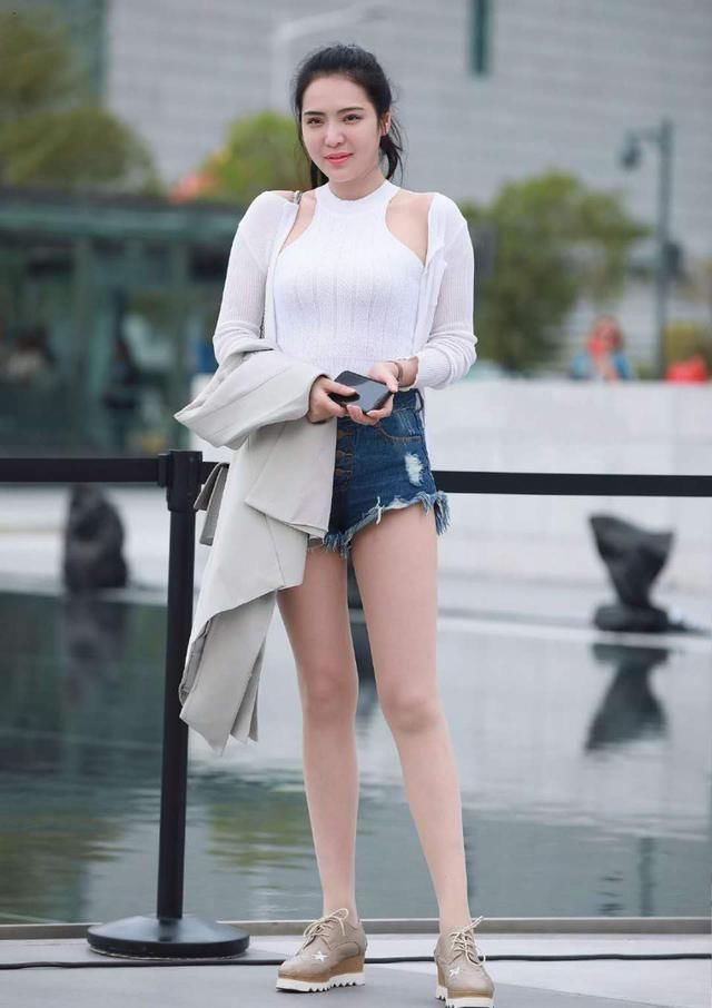 牛仔裤帅气时尚又显清纯气息，彰显青春活泼的魅力气质