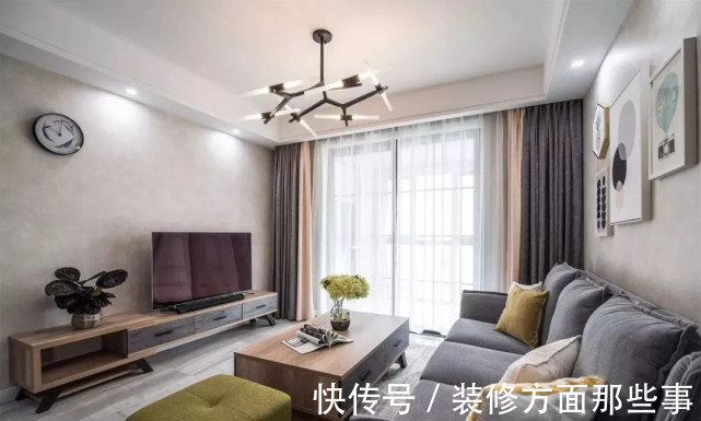 落地窗|127平现代风阳台隔出小书房,临着大大的落地窗,轻松又惬意