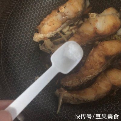 红烧鱼块这样做，不破皮，不腥不柴，肉质鲜嫩