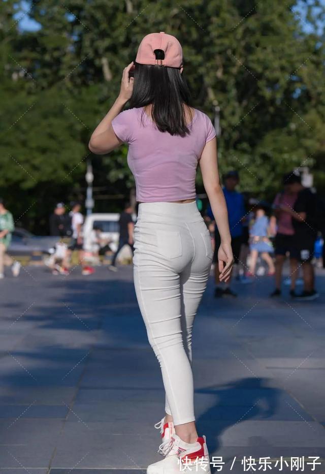 u领 披肩秀发的一字肩打底裤美女,风格多样又舒适耐看