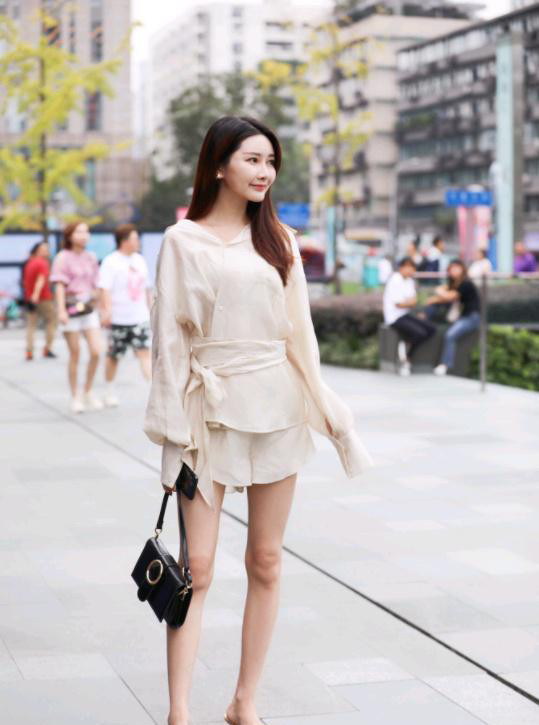 魅力|街拍美女魅力的搭配潇洒无比,让你一天都是好心情