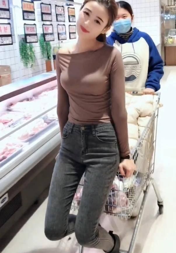 购物车上的网红小姐姐简约穿搭,明艳动人
