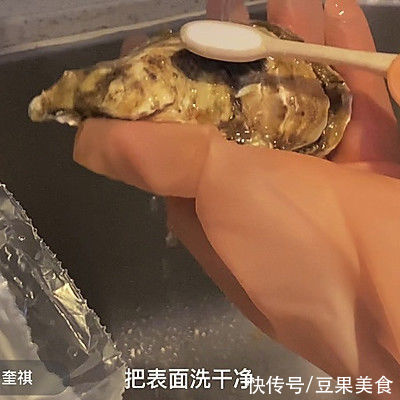 生蚝|烤盘烤活生蚝这样做更好吃，不妨一试