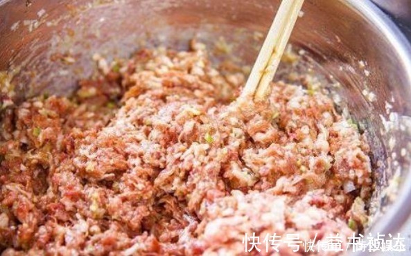 放油|调饺子馅,先放盐还是先放油记住顺序,饺子饱满多汁,鲜嫩可口