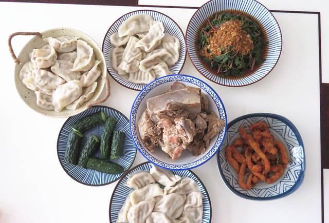 周末小姑子来串门,我准备了几道菜,还包了饺子,老公嫌寒酸