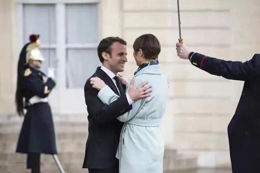 法国总统抛下大25岁老婆,和美女总统雨中深情拥抱对视,保镖知趣