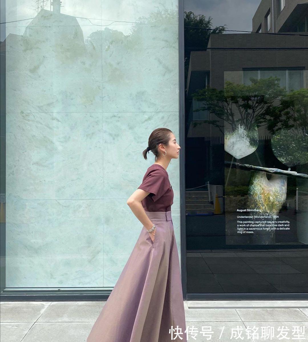 女性|这才是适合60女性的减龄穿搭，不花哨不扮嫩，自然老去也很美