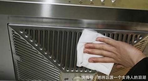 油烟机脏了不要拆下来清洗,保洁阿姨用这招简单又实用,太聪明了