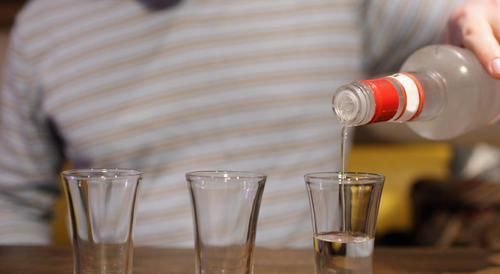 态法白酒|买白酒,别管什么牌子,只要瓶身上有“这行字”,都是酒精勾兑酒