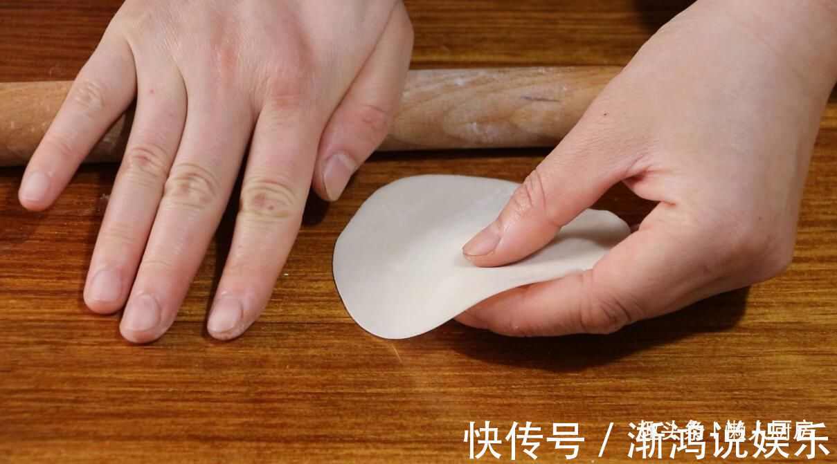 饺子皮|饺子皮别只会包饺子,教你做韭菜小笼包,不用揉面,不用发酵