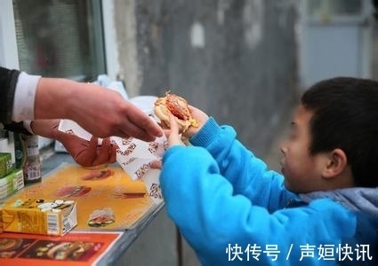 孩子|从小不被允许吃零食的孩子,长大真的会更健康宝妈直言很后悔