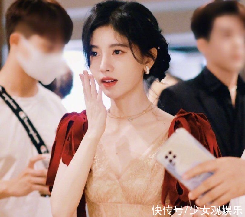 公主裙|鞠婧祎造型审美又在线！盘发搭配公主裙，“漫画女主”有了脸