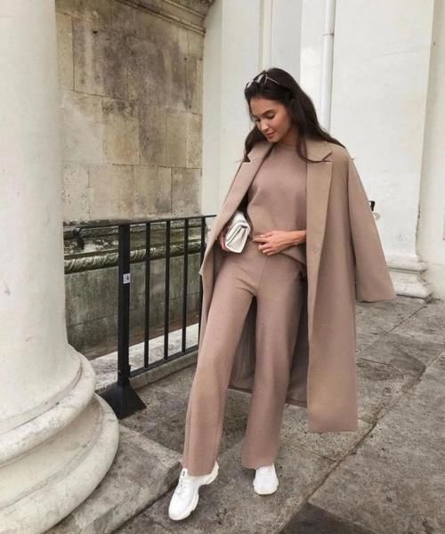 今冬，火了一款裤子叫：毛呢裤，配大衣气质又高级，谁穿谁好看