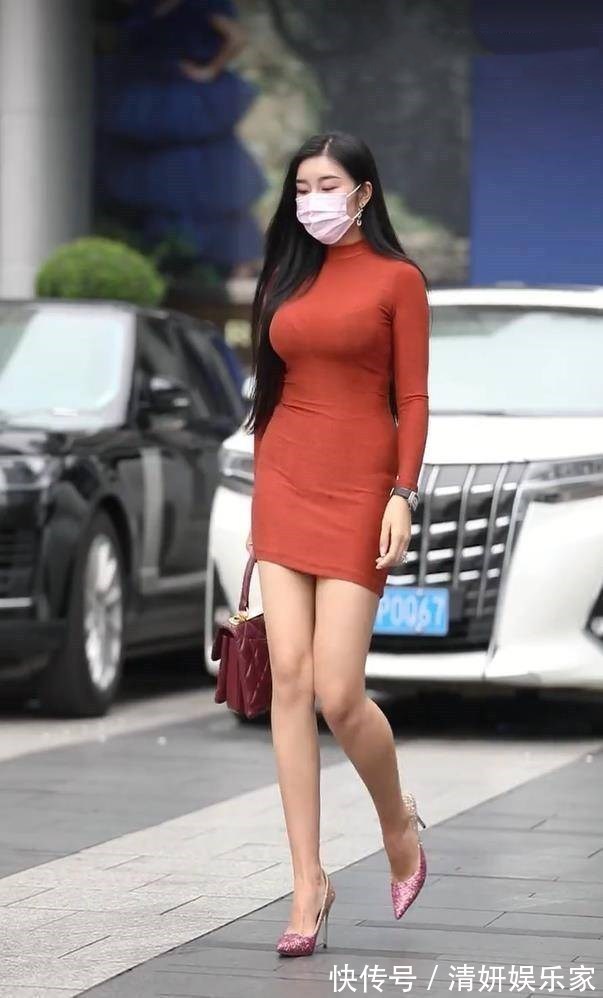 都市丽人 抹胸小衫搭配修身的牛仔裤,显瘦的效果非常好,自然大方特别迷人