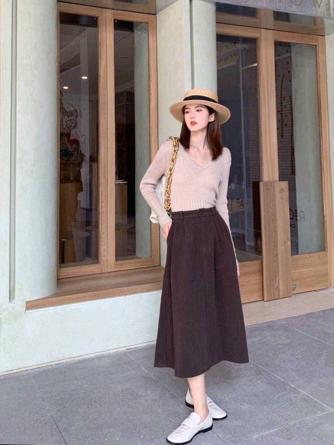 t恤|30+的女生建议多尝试优雅风，针织衫搭配高腰A字半身裙，高级减龄