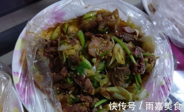 凉拌菜|“小气”的媳妇,请客整了一桌菜,朋友来时带一瓶3000的红酒