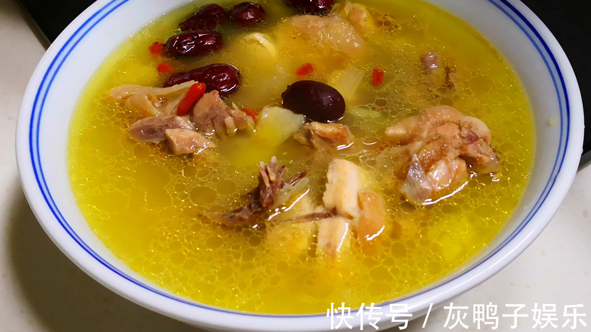 炖鸡汤,有人先焯水,有人直接炖其实都不对!这么做鲜美不腥气