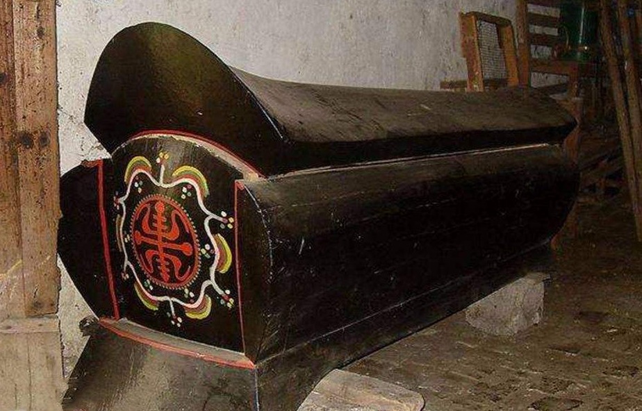 山洞|母狼送给猎户个婴儿，猎户好心抚养20年，婴儿长大后发大财