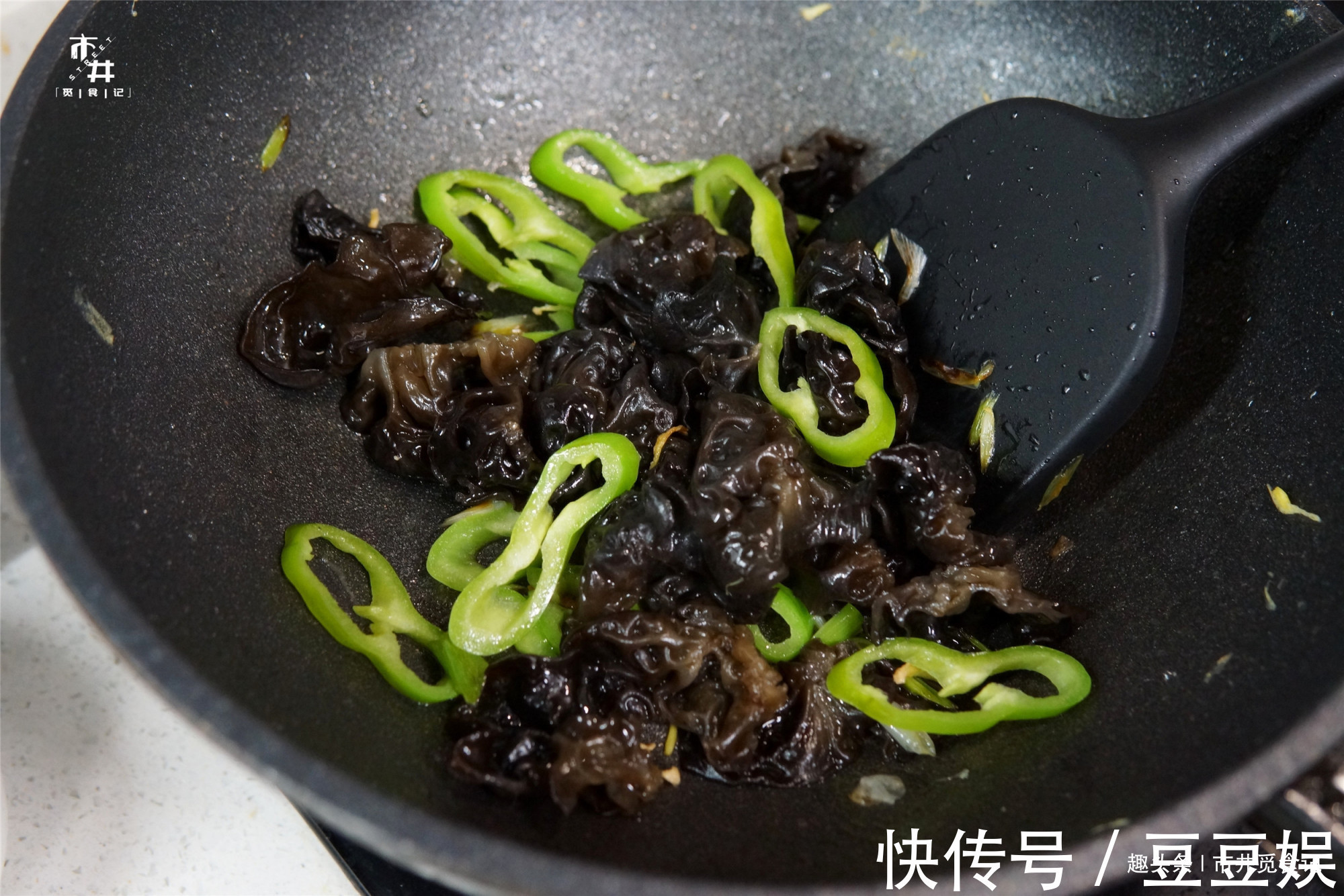 炒木耳时,锅里“噼啪”炸响,大厨教你小窍门,不炸锅还更好吃