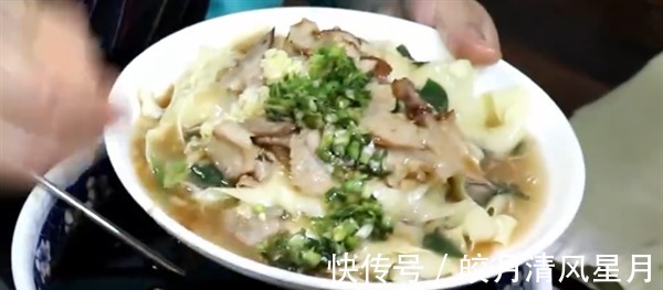 卤汁|临洮小哥卖热凉面，一碗面卤汁浇两遍，有客人开车300公里过来吃！