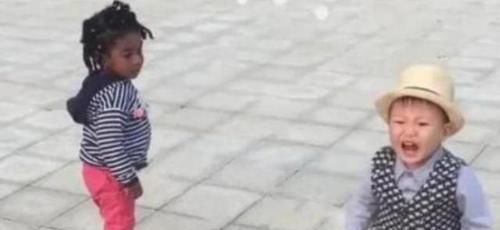尴尬|3岁萌娃偶遇黑人宝宝,手足无措疯狂逃窜,边哭边躲:这是啥?