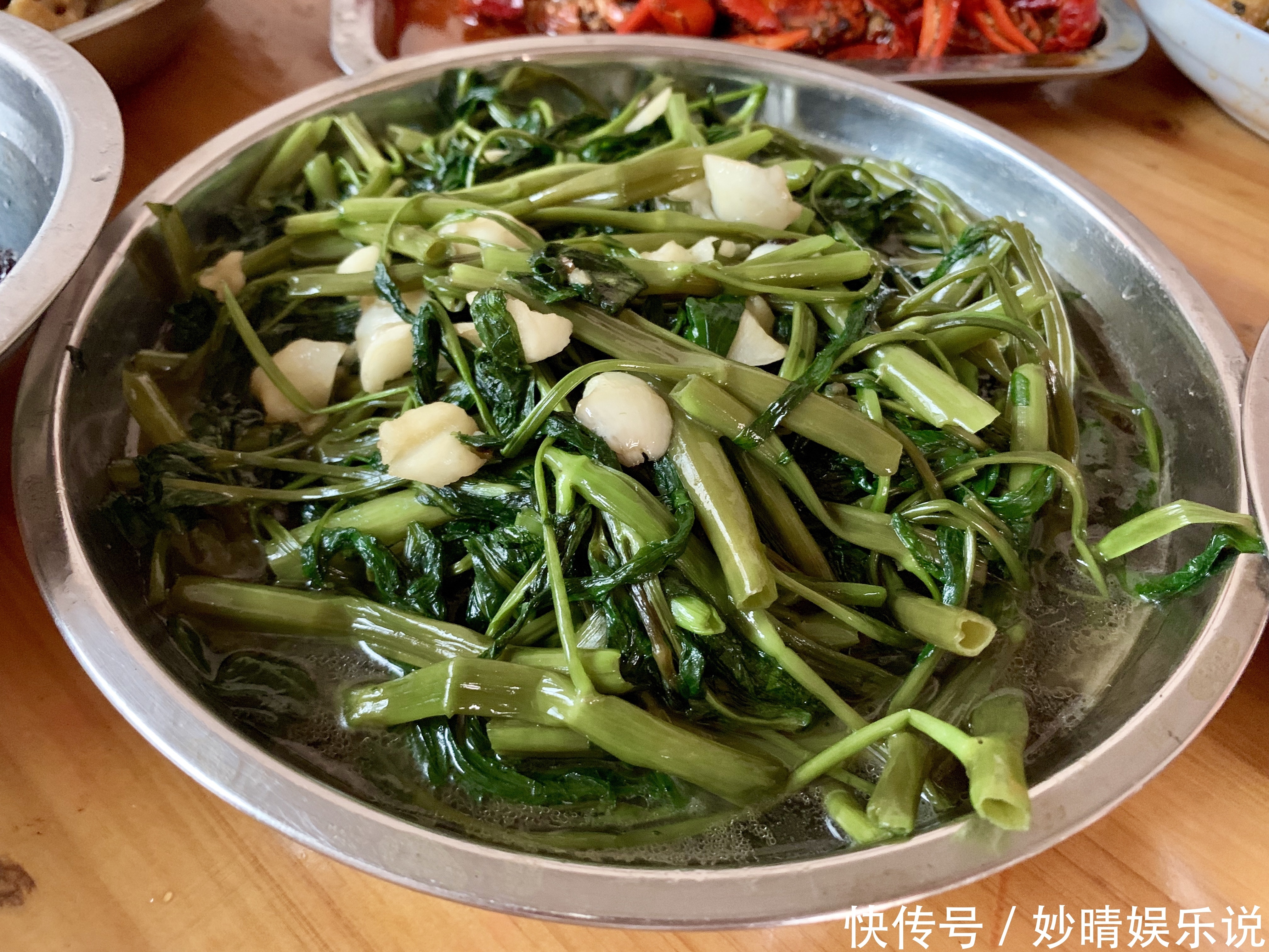 好开心|家庭聚餐做了一大桌子菜,5荤2素2盘水果,一家人都吃得好开心