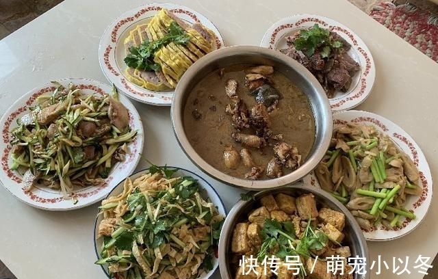 媳妇带孩子回娘家，丈母娘做了一大桌子硬菜，女婿：明天我们还来