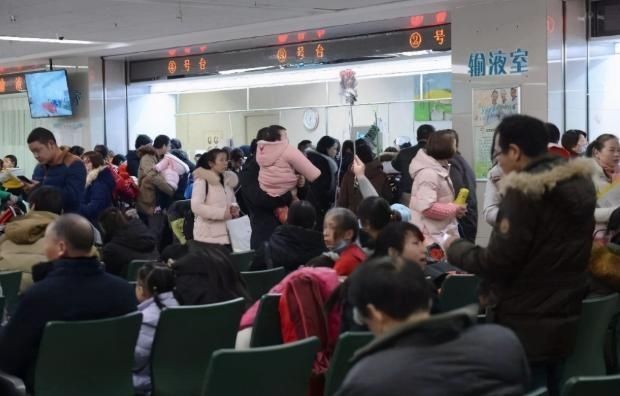 就诊|宝宝高烧排到300号,儿科医生却准点下班,宝妈:你不能加班吗