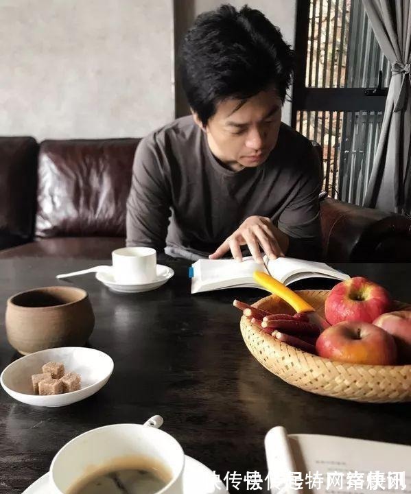 李健妻子罕見曝光, 不僅是清華博士還被星探搭訕