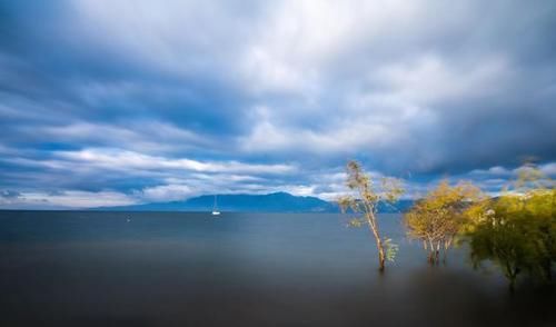 抗浪|云南抚仙湖万涓成溪，盛产抗浪鱼，游客在此游泳、潜水、水下探险